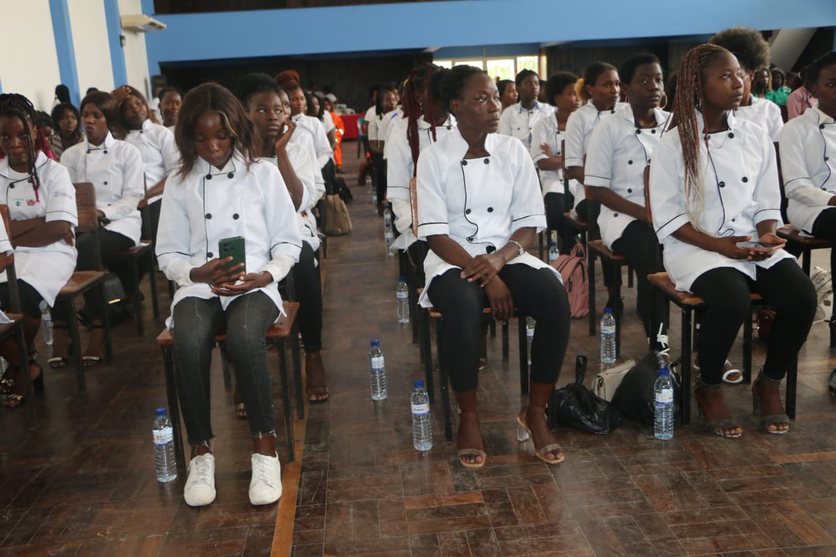GSE_Sofala's tweet photo. 180 Raparigas, Adolescentes  e Mulheres Jovens embaixadoras de DREAM de Beira e Caia, foram graduadas esta 3ª Feira, 12.9.2023 na Beira em 7 cursos de formação técnico Profissional.
A cerimónia foi orientada por Sexa Stella Pinto Novo Zeca, Secretária do Estado na província. https://t.co/3hkERYjeo8
