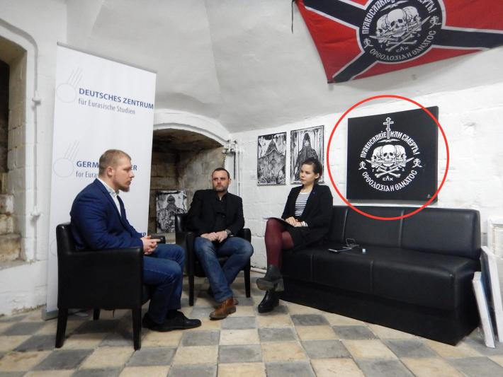 Gegen_die_AfD's tweet photo. @FoiaResearch @KreuzAcht Das Totenkopfsymbol scheint von einer Militärflagge der Tschetnik-Detachements der jugoslawischen Armee abgeleitet zu sein, die während des Krieges gegen die Türken in den Jahren 1876-1878 entstanden. #AfD #NoAfD #byebyeAfD https://t.co/Ye7yJadDIs