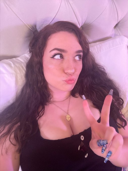 she&rsquo;s filming !! https://t.co/m0zlbpZ0Ga