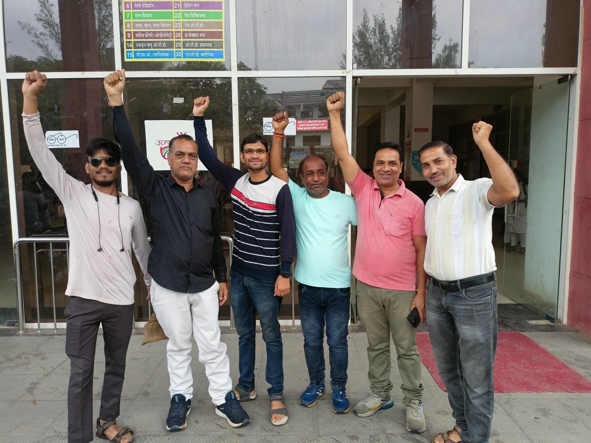 पिछले कुछ दिनों से राजस्थान के प्रमुख अखबार #सेवारत_फार्मासिस्ट_आन्दोलन की खबरों से भरे पड़े हुए है, फार्मासिस्ट सरकार से न्याय की गुहार पिछले 20 दिन से लगा रहा है, सरकार की असवेंदनशीलता के कारण राजस्थान के मरीज दवा काउंटर्स पर परेशान हो रहे है,अब तो जागो सरकार कही देर न हो जाए