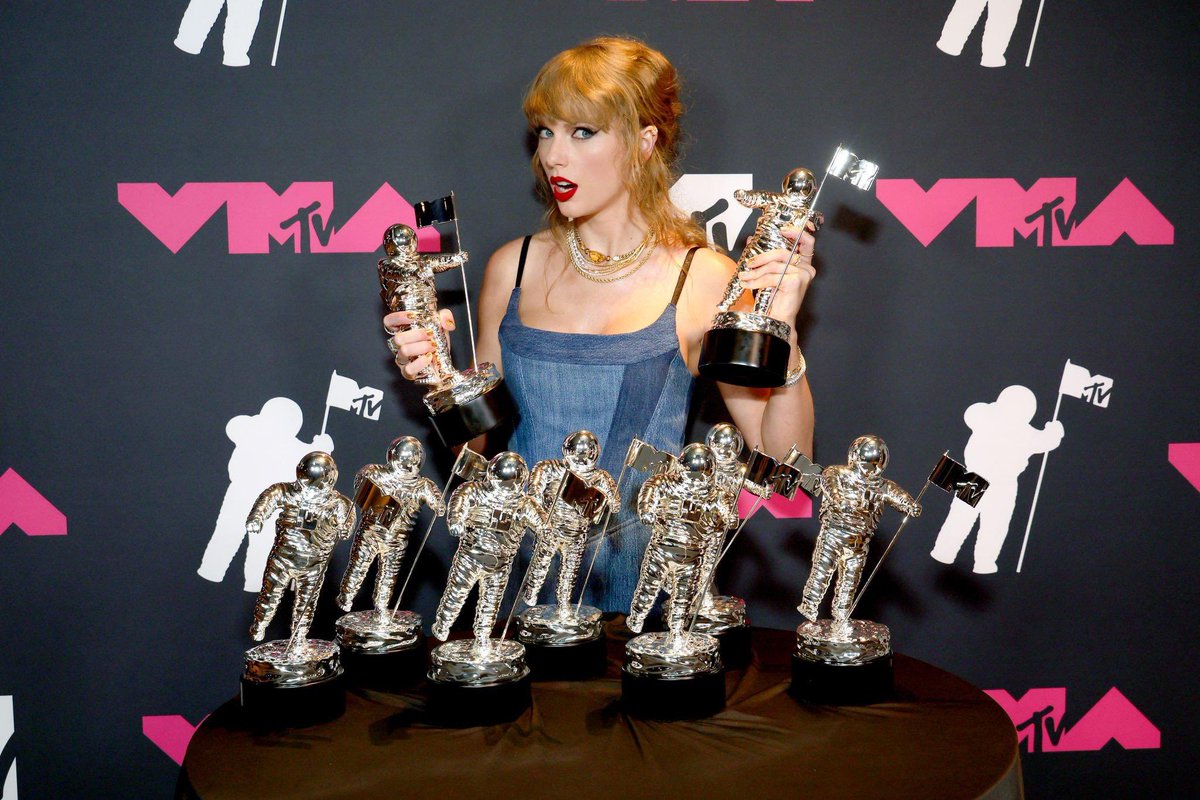 Taylor Swift con sus 9 premios #VMAs