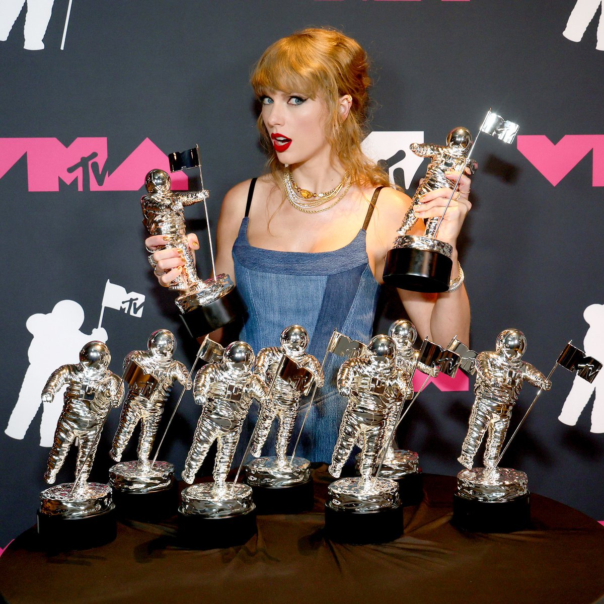 This night is sparkling, and so are all of @taylorswift13's #VMAs 💎