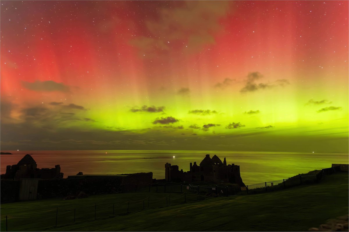 barrabest's tweet photo. Dunluce Castle in County Antrim last night. Photos from John Paul’s. https://t.co/fBNQAhqnjy