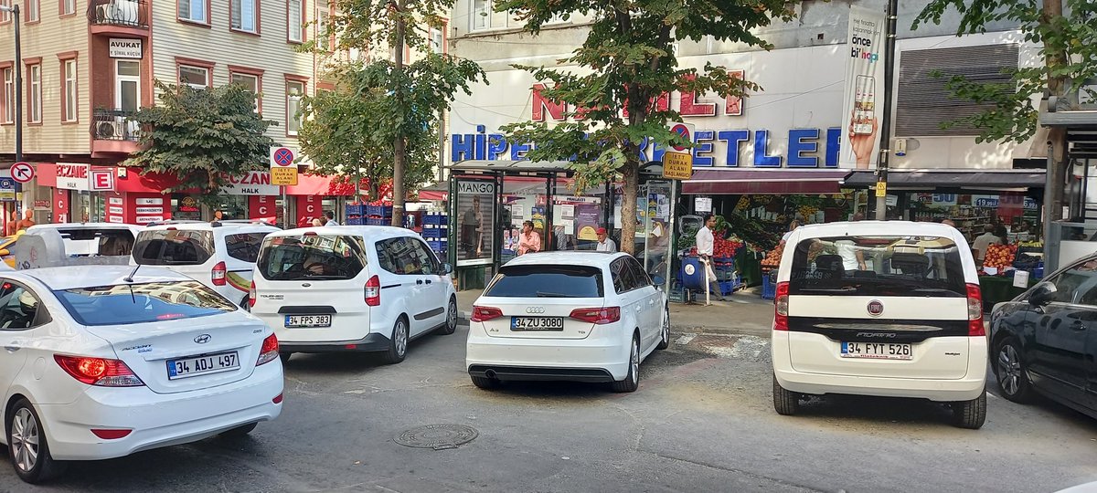 Şişli, Ergenekon caddesine kimse çözüm bulamıyor çok mu zor?
Fotoğrafta gördüğünüz  çok kullanılan bir otobüs durağıdır.
<a href="/IBBcozummerkezi/">İBB Çözüm Merkezi</a>  <a href="/sislibelediyesi/">Şişli Belediyesi</a>  <a href="/TrafikEgm/">EGM Trafik Başkanlığı</a>