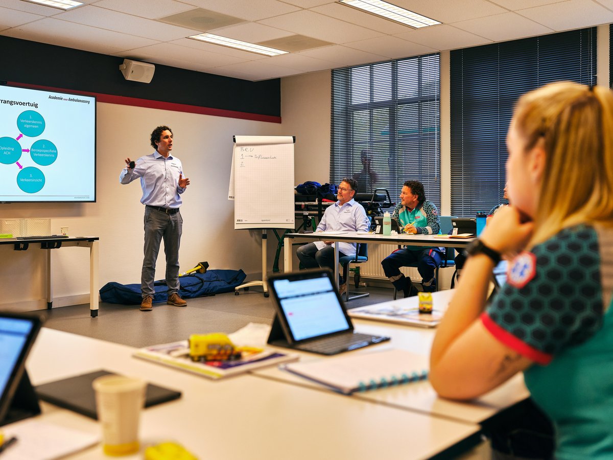 Ben jij een toegewijde ambulancezorgprofessional die graag zijn/haar expertise en passie wil delen? Dan zijn wij op zoek naar jou om ons docententeam te verstreken op de Academie voor Ambulancezorg!

Lees hier meer over de rol en de sollicitatieprocedure: 
academievoorambulancezorg.nl/2023/09/12/doc…