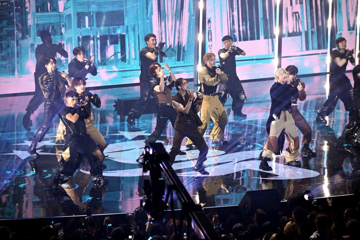 StrayKids__UA's tweet photo. 🔎| Фото Stray Kids з виступу на премії Video Music Awards 2023 від Entertainment Tonight🥰

STRAY KIDS SHINE ON VMAs
#S_Class_VMAPerformance
#StrayKidsAtVMAs #VMAs
@Stray_Kids #StrayKids
.
.
#StayInfo #StrayKids #StrayKidsUkraine #VMA #MTV #EntertainmentTonight [1/2] https://t.co/gCv4lGHn1M