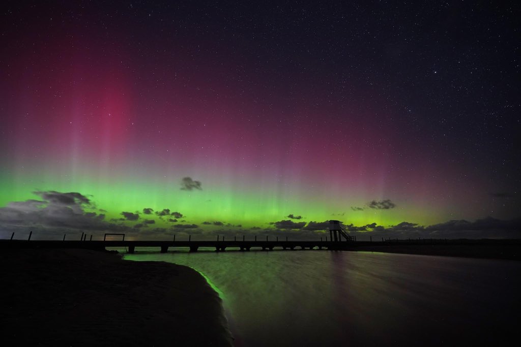owenhumphreys1's tweet image. What an incredible start to the Aurora season up at the refuge hut @HolyIslandCause in #Northumberland just after midnight #weather @PA @ChronicleLive @StormHour