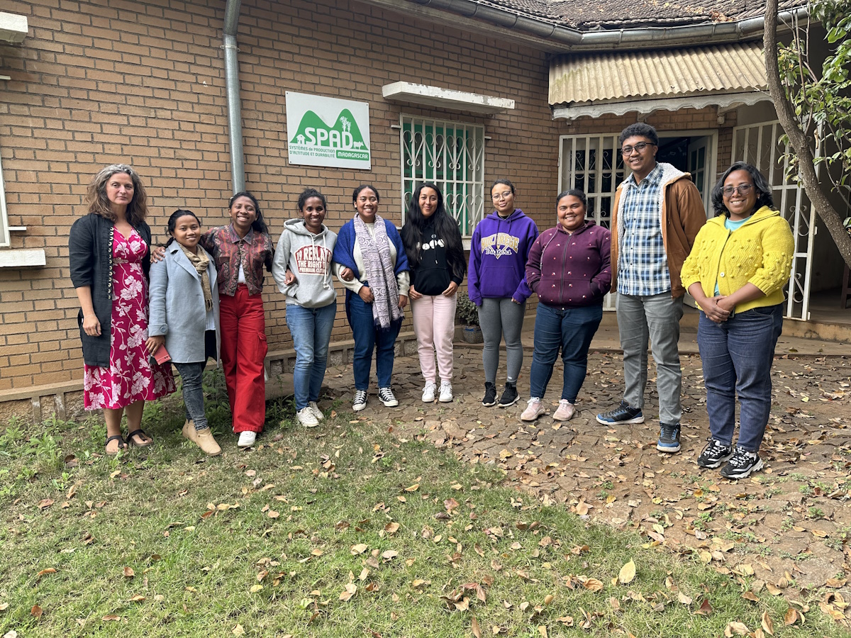 dp_spad's tweet photo. Formation à l'écriture et à l'intégrité scientifique animée par Estelle Jaligot @Cirad 10 doctorants et partenaires @dp_spad ont toutes les🔑pour produire des connaissances scientifiques pour une recherche responsable✅@dp_forets @Inter_dPs @dp_spad @Fofifa_officiel @ird_fr https://t.co/EVqnmwAEK3