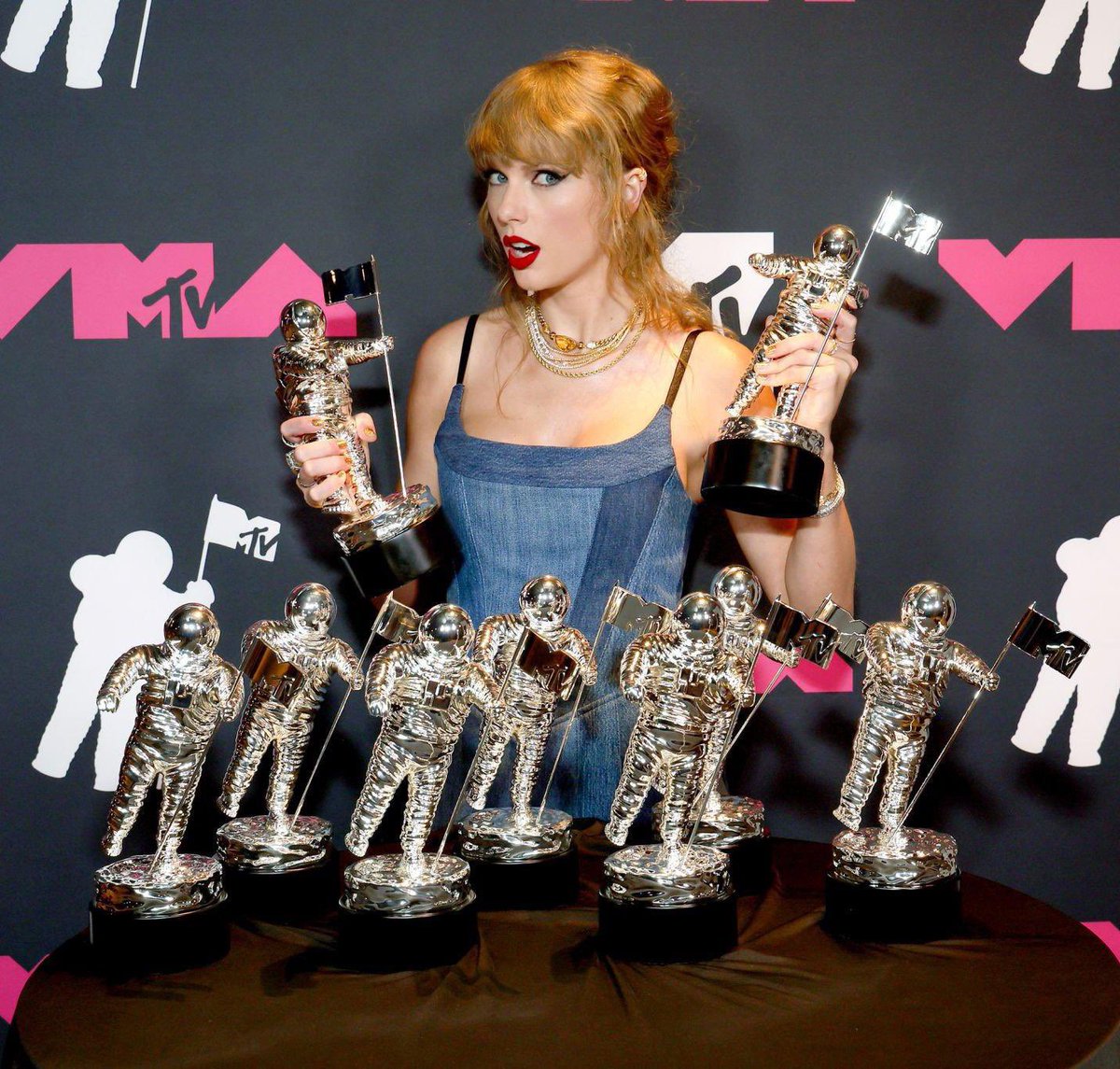 tswifterastour's tweet photo. 🚨| Taylor Swift with her 9 VMAs awards from the 2023 MTV VMAs! #VMA https://t.co/YzKbvg5Fbx