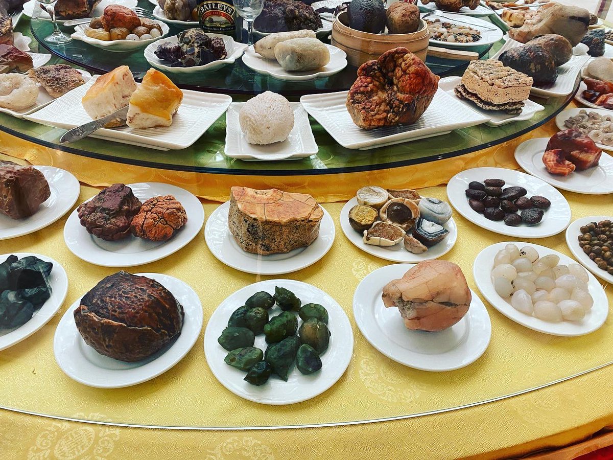 fuchsiadunlop's tweet image. I’d always wanted to see one of these in real life: an incredible Chinese ‘banquet’ composed of natural stones that resemble food! I had seen the occasional photograph of similar banquets, but this was better than any of them. What a feast!