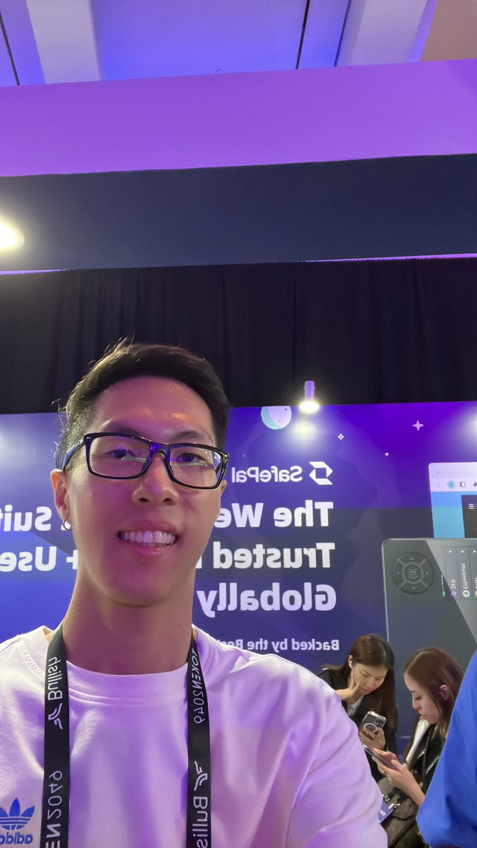 0xBridgeooor's tweet photo. Just stopped by the @safepal booth @token2049 and got this new #SafePalX1 crypto wallet🚀
 
Excited to dive deeper into seamless mobile, hardware, and extension wallet integration with #SafePalX1 🥳

Keep your #crypto SAFE ♥️ https://t.co/haOTXx3lHb