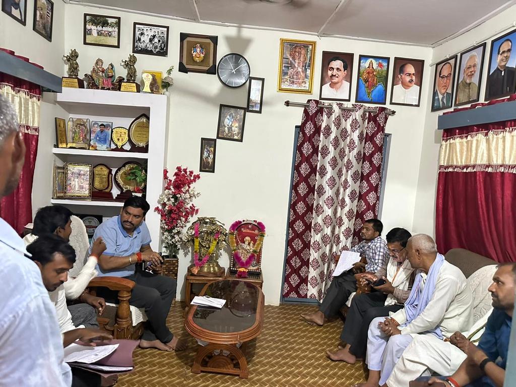 mlachandla's tweet photo. आज दिनांक 13.09.2023 को मेरे लवकुश नगर स्थित आवास में क्षेत्र की जनता ने आकर मुझसे मुलाकात की उनकी समस्याओं को सुना , संबंधित अधिकारियों को निराकरण के निर्देश दिए। उनका हालचाल जाना ।
#NarendraModi
#ChouhanShivraj
#JM_Scindia
#OfficeofSSC
#vdsharmabjp
#Madhyapradesh_news
#bjp4chhatarpurmp
#mp
#chandlavidhansabhabjp
#BJP4MP
#BJP4India
#mlachandla
#mlarajeshprajapati
#राजेश_कुमार_प्रजापति
#विधायक_चंदला_छतरपुर
#RajeshPrajapatimla