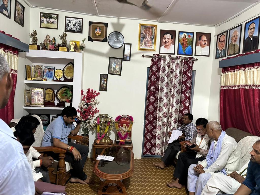 mlachandla's tweet photo. आज दिनांक 13.09.2023 को मेरे लवकुश नगर स्थित आवास में क्षेत्र की जनता ने आकर मुझसे मुलाकात की उनकी समस्याओं को सुना , संबंधित अधिकारियों को निराकरण के निर्देश दिए। उनका हालचाल जाना ।
#NarendraModi
#ChouhanShivraj
#JM_Scindia
#OfficeofSSC
#vdsharmabjp
#Madhyapradesh_news
#bjp4chhatarpurmp
#mp
#chandlavidhansabhabjp
#BJP4MP
#BJP4India
#mlachandla
#mlarajeshprajapati
#राजेश_कुमार_प्रजापति
#विधायक_चंदला_छतरपुर
#RajeshPrajapatimla