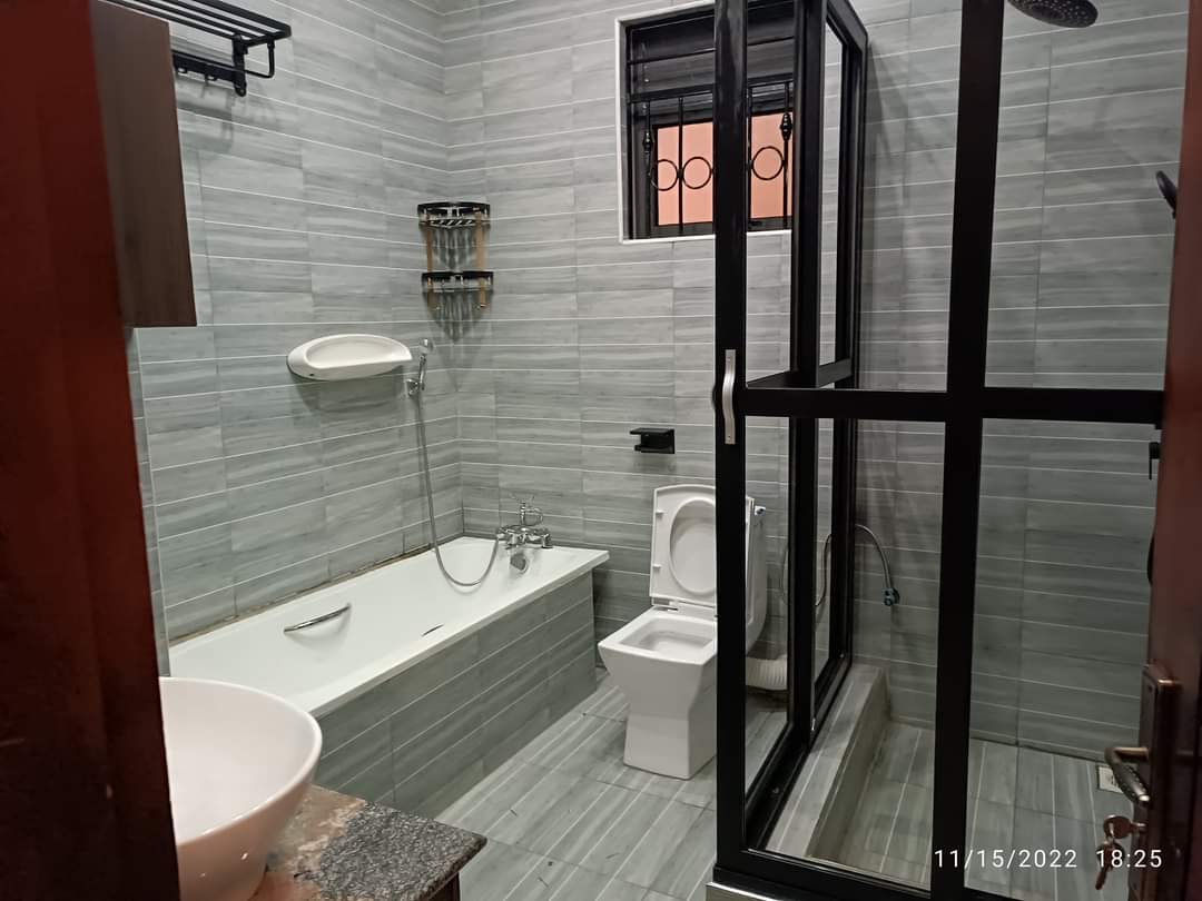shukranproperty's tweet photo. BEAUTIFUL HOUSE 🏠 for sale in kira, kimwanyi. #4bedrooms #3bathrooms sitting dining kitchen Plus a self contained boy's quarter on #14decimals reduced to #350m (last price).Call 0706592177 https://t.co/r8T8Ga6vw2