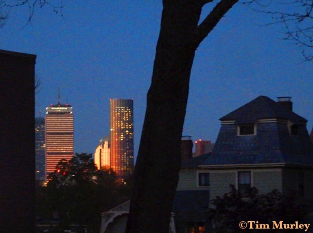 Warm September night. 🌃🌕   #backbay #photograph #brookline #architecture #nightphotography #cityview #cityscapes #landscapephotography #boston #citylights #skyline #nightphoto #prudentialcenter #Twilight #photography #sunsets #cityviews #sunset #sunsetphotography #ArtistOnX