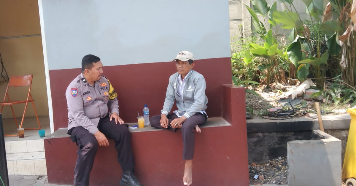 CisaukHumas's tweet photo. Bhabinkamtibmas Kel. Kademangan _AIPDA ARDES MARYANATA_ melaksanakan  sambang bertemu dengan tokoh masyarakat bapak Yogi, sekaligus pemantauan titik api dan menyampaikan pesan kamtibmas.
Rabu 13/09/23
#kapolrestangerangselatan
#faisalfebrianto
#humasrestangsel
#humaspolsekcisauk https://t.co/6IOPmK5vlr