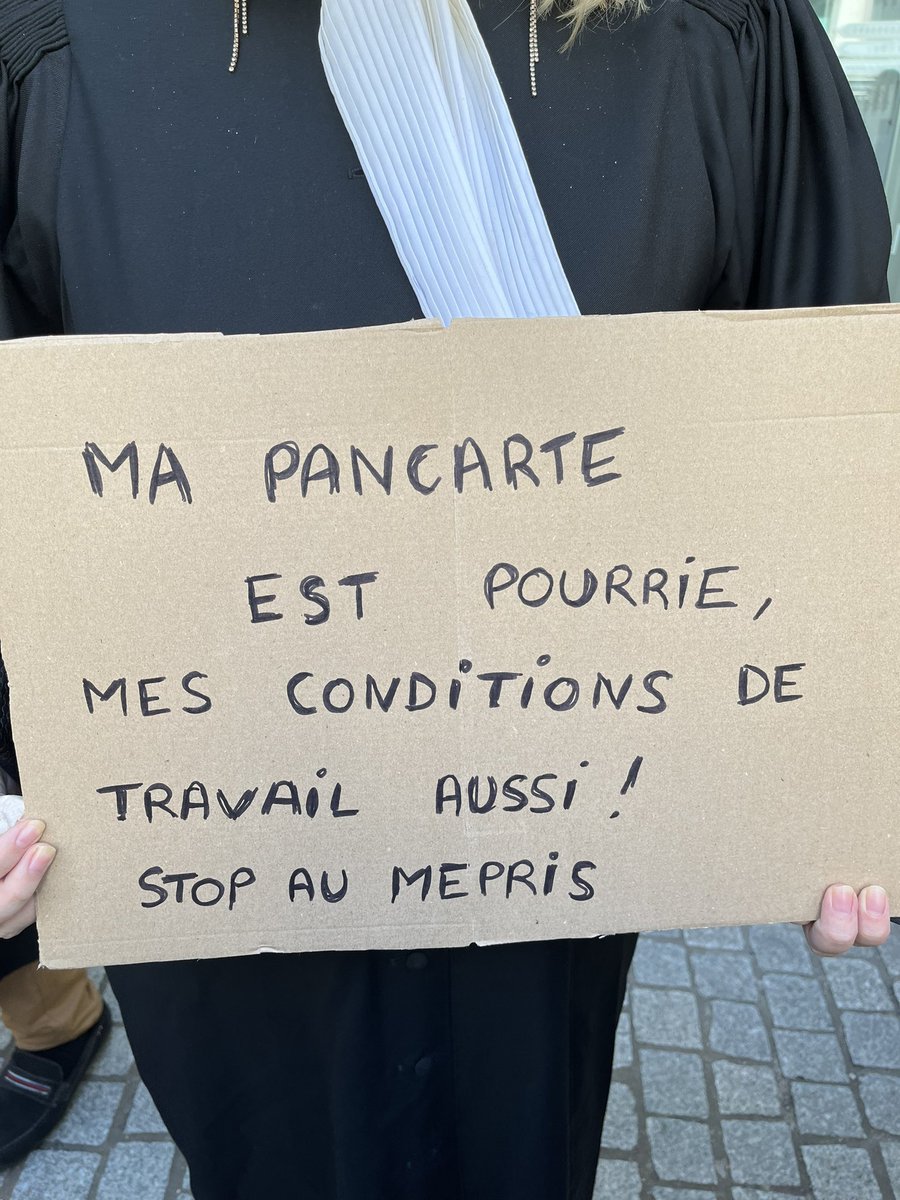 Riiingmybells's tweet photo. On ne le dira jamais assez : quand les greffiers, par nature si taiseux, expriment publiquement leur colère et alertent de façon aussi massive, il faut les écouter. Ils ne sont pas seulement les garants de la procédure, ils sont les garants au quotidien d’une justice de qualité. https://t.co/0J1IzmbMPN