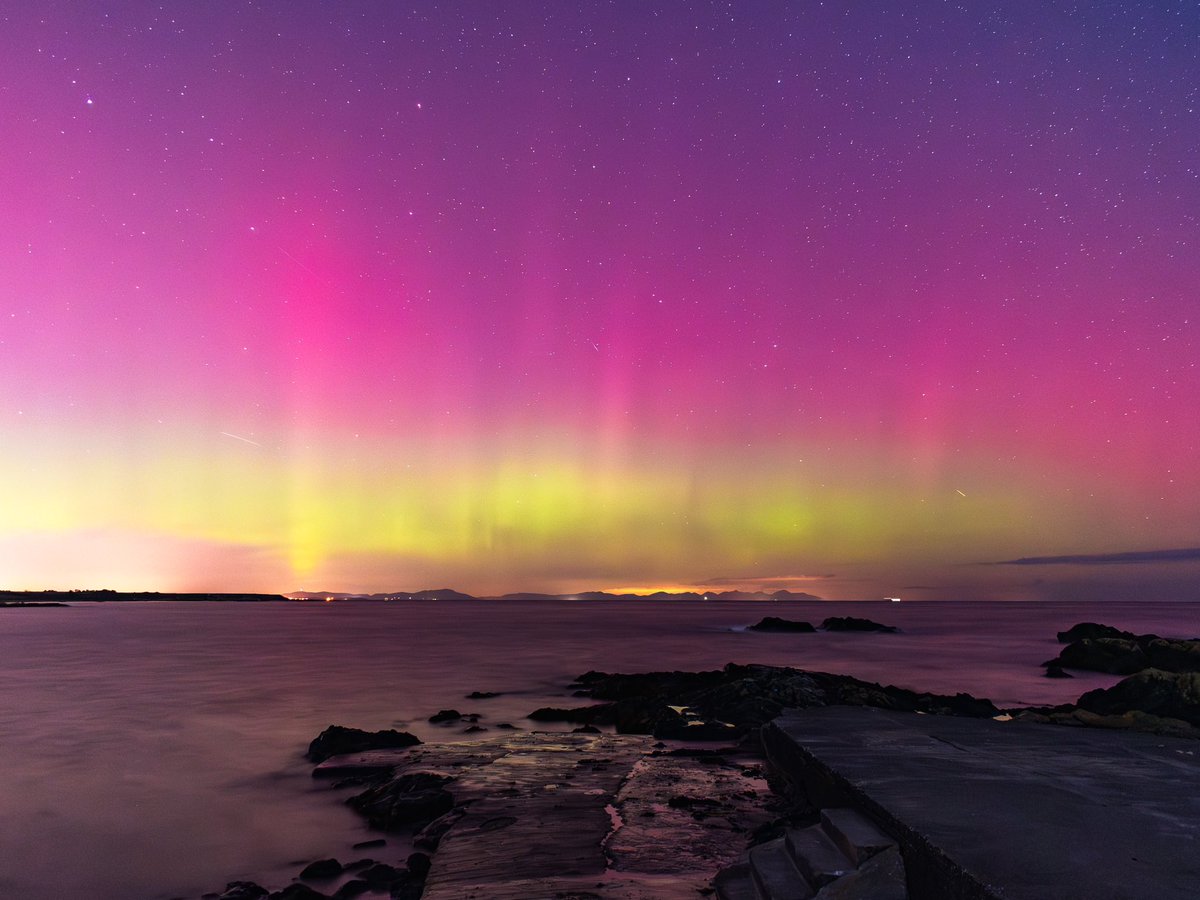 sryanbruenphoto's tweet photo. Very bright aurora borealis over Balbriggan last night. Northern lights dancing over the Mournes.

#northernlights #aurora #dublin #ireland https://t.co/JKsBYdwhwB