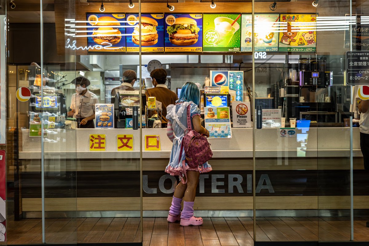 Rick_Neves's tweet photo. From Mangá to junk food #streetphotography #japan #canon #harajuku https://t.co/mE3bIZ1tt9