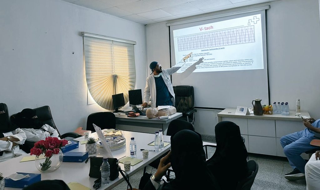 jazan_health's tweet photo. #صحة_جازان ممثلًة بالقطاع المركزي تنفذ دورة تدريبية في الإسعافات الأولية والإنعاش القلبي الرئوي لممرضات الطوارئ بمراكز القطاع، تهدف الدورة إلى تدريب الممرضات على المهارات الأساسية وآلية التعامل مع الحالات الطارئة التي تستدعي تصرف عاجل وسريع لحين وصول الطاقم الطبي. https://t.co/WmTVkh4a64