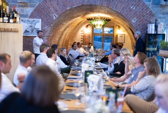 Mit welcher Haltung gestalten wir die Zukunft? 

Das war das Motto des Führungstreffen #40unter40 der Deutschen Landwirtschaftsgesellschaft <a href="/DLGeV/">DLG e.V.</a>, auf dem ich neben <a href="/fabkienbaum/">Fabian Kienbaum</a> &amp; auf Einladung von Freya v. Czettritz eine Keynote hielt. 

Hier meine Thesen👇 (was meint ihr?)