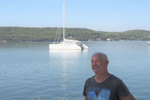 A 70 ans, il a construit tout seul un catamaran de 13 mètres pour vivre sur l'eau 
👉 bateaux.com/article/44037/…