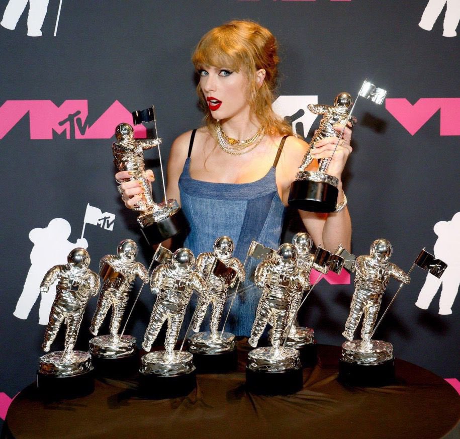 Taylor Swift, MTV Video Müzik Ödül töreninde 9 dalda ödül kazandı. Swift böylece Lady Gaga ve Madonna'yı geçerek VMA tarihinde en çok ödül kazanan 2. sanatçı oldu.