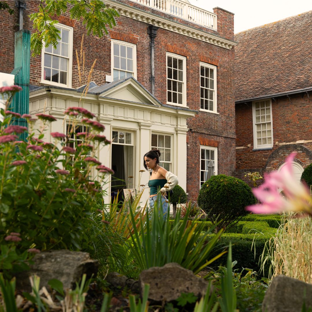 Stop and smell the roses 💗 Boston is the perfect destination to appreciate the beauty of life and relax, with plenty of beautiful historic buildings to visit and pay close attention to in Boston's Cultural Quarter. You're sure to uncover many hidden gems! 

📍Fydell House