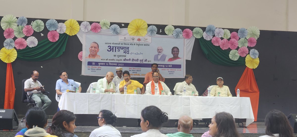 Cmopbh20's tweet photo. माननीय विधायक सादर श्री राजेंद्र मौर्य तथा माननीय जिलाधिकारी प्रतापगढ़ की गरिमामयी उपस्थिति में आयुष्मान भवः कार्यक्रम का शुभारम्भ........ https://t.co/YWsFtEasrt