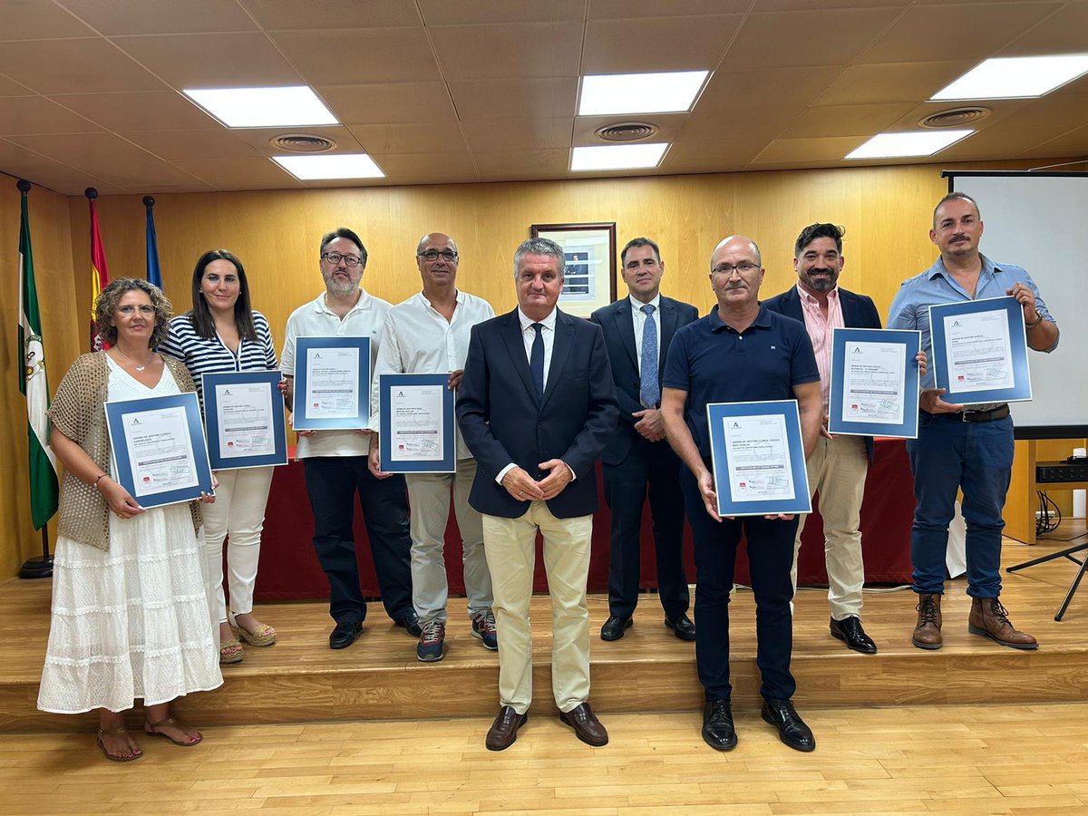 calidadACSA's tweet photo. Hoy estamos en la Delegación @saludand en #Almería celebrando la entrega de la #certificación de @calidadACSA a 7⃣ unidades de la provincia. Preside el acto el delegado, @juanbelmena, y nos acompañan los gerentes de @dponiente, @AgsnaAlmeria, @HUniv_Poniente y @TorrecardenasHU. https://t.co/4s4EAdwNVL