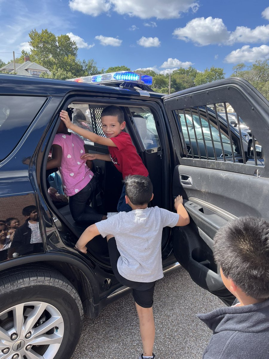 Yesterday Detective Bamberger and Officer Bamberger came to visit first grade to help us learn about community workers.  We had fun learning about all of the tools on their uniforms and getting to explore the cars. #irvingshines #wpsproud <a href="/IrvingElementa1/">Irving Elementary USD 259</a>