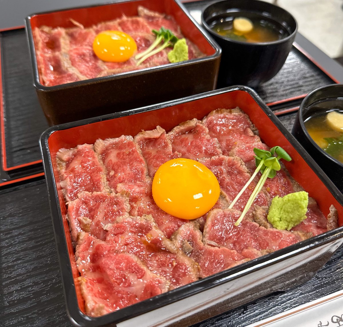 muni_gurume's tweet photo. 【肉屋黒川】
 @東京：新宿駅から徒歩5分

賞味期限15分の極上ステーキ重を食べられるお店。
ツヤツヤ輝くレア肉は口に入れた瞬間に溶けそうなくらいトロトロで、但馬牛を100%使用した贅沢お重！
香り高い山椒を入れることも可能で、9/26まで新宿高島屋11Fで食べられます🥩#ad https://t.co/MwwOR17xO2