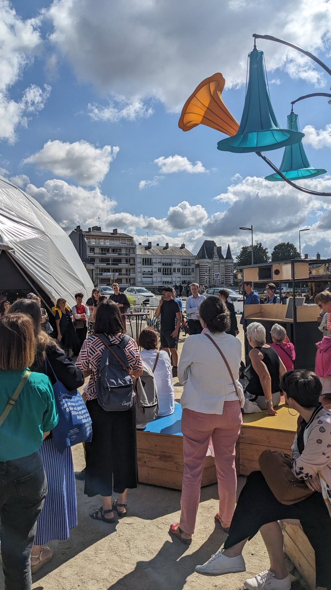 Aujourd'hui, nous sommes au <a href="/ChainonFestival/">Le Chainon Manquant</a> pour un temps de #rencontre entre professionnels du secteur culturel mayennais. Un rendez-vous festif et convivial organisé pour la 4e année consécutive par #Mayenne Culture et le <a href="/ChainonFestival/">Le Chainon Manquant</a>.
<a href="/benoitmayenne/">Benoît Lion</a> #reseaupro #culture