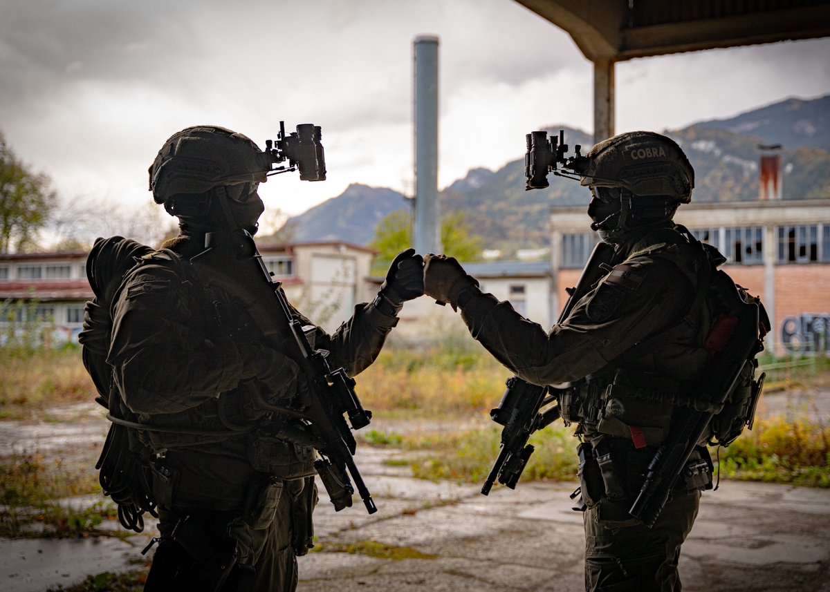 #polizeialltagimblitzlicht
Das Wichtigste bei den Kollegen der "Ländlecobra" ist die Zusammenarbeit. Teamwork, Vertrauen und Einsatzbereitschaft gibt Sicherheit 
#polizeivorarlberg #cobra #ländle #team #vertrauen #sicherheit #staysafe
📷 LPD Vlbg