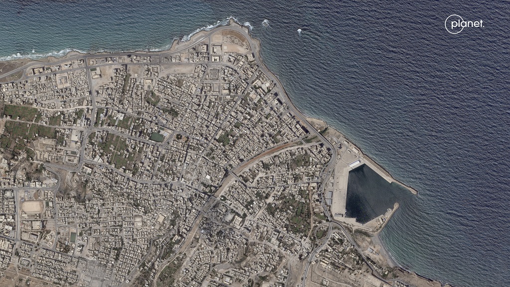 AJEnglish's tweet photo. Libya's Derna city, before and after 👇

Satellite images capture the scale of destruction caused by Storm Daniel's floods https://t.co/4UC6Woy6uO https://t.co/9qAJf56dgv