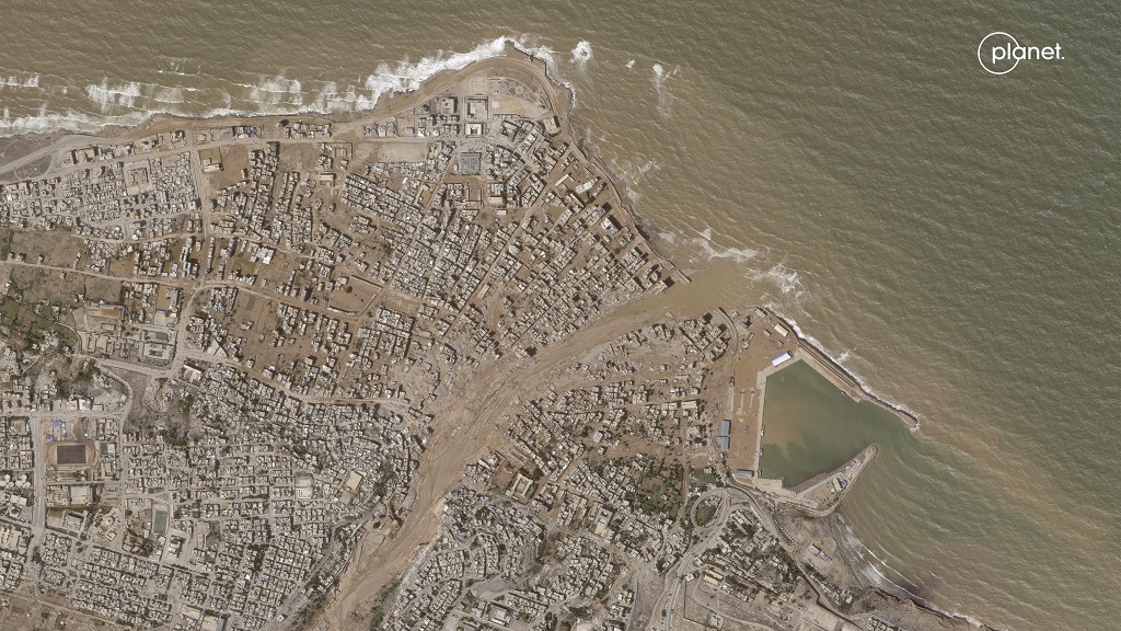 AJEnglish's tweet photo. Libya's Derna city, before and after 👇

Satellite images capture the scale of destruction caused by Storm Daniel's floods https://t.co/4UC6Woy6uO https://t.co/9qAJf56dgv