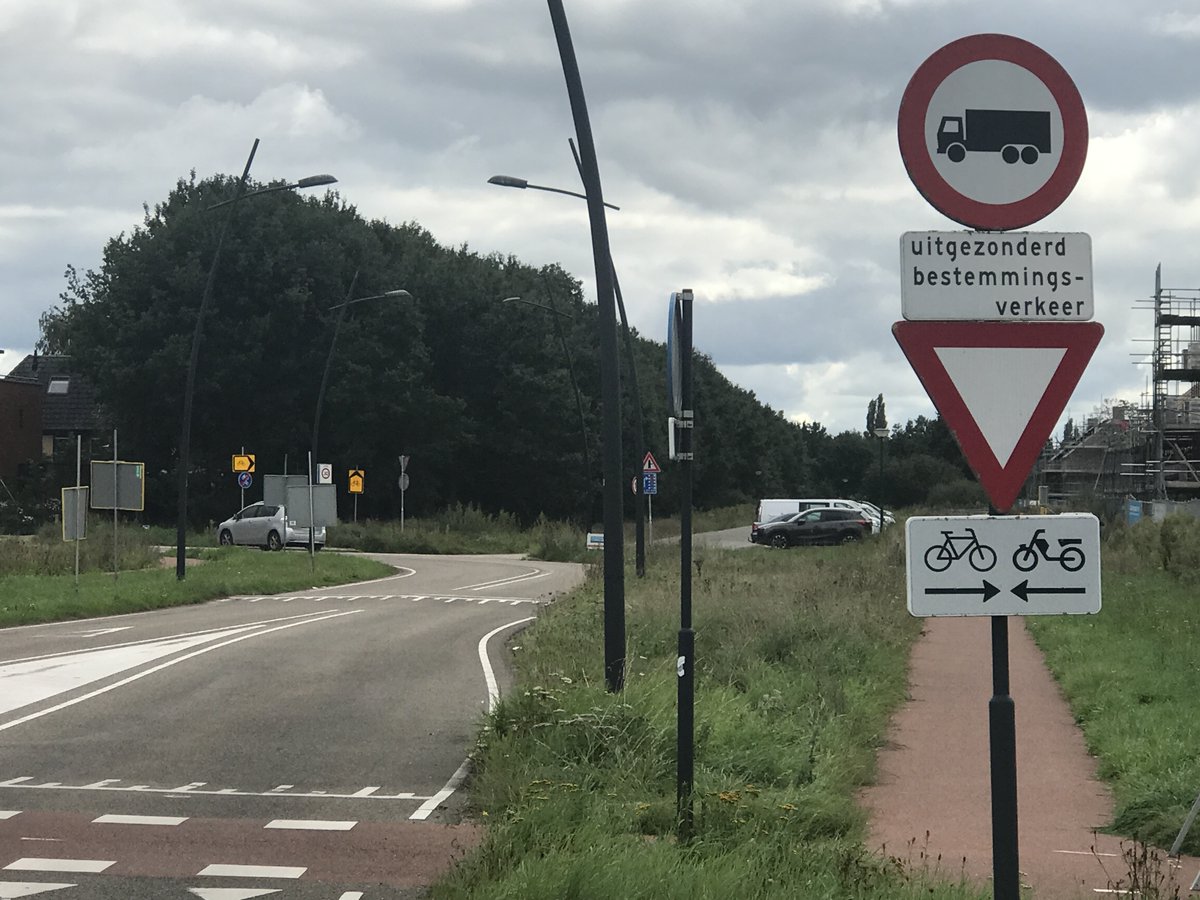 BinCoMans's tweet photo. @GemMaashorst @THOR_GemUden Er komen klachten binnen over vrachtverkeer in de wijk, (mss. door het gebrek aan goede omleiding?) bij de reconstructie van Lippstadtsingel. De vrachtauto's die vanaf het kanaal via Erp ri. Uden e.v. willen, rijden nu allemaal de wijk in, ondanks: https://t.co/DwS5pwivQN