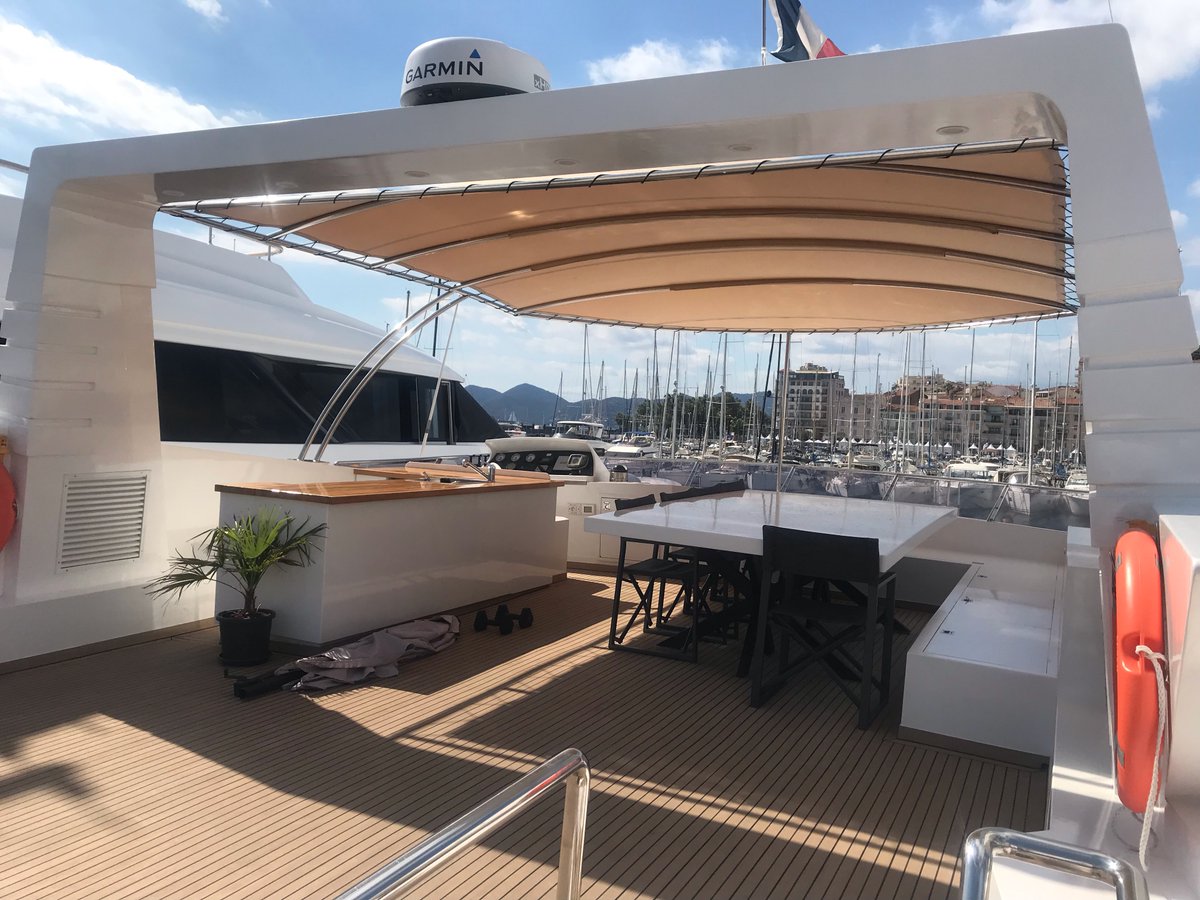 riviera_decking's tweet photo. Hi from #CannesYachtingFestival  
#rivieradecking▹▹ on the fly deck 
#Flexiteek #yachting https://t.co/7OTvKTnRy1