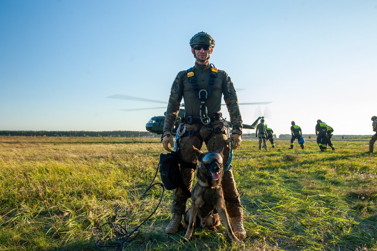 DGeneralneRSZ's tweet photo. Sekcja 🐕 #K9 Krzesiny. Przewodnicy wraz ze swoimi czworonogami szkolili się w śmigłowcach, które zabezpieczyli piloci z #PJOS (Powietrzna Jednostka Operacji Specjalnych) w 33. Powidzkiej Bazie Lotnictwa Transportowego. https://t.co/nG5gealVbM