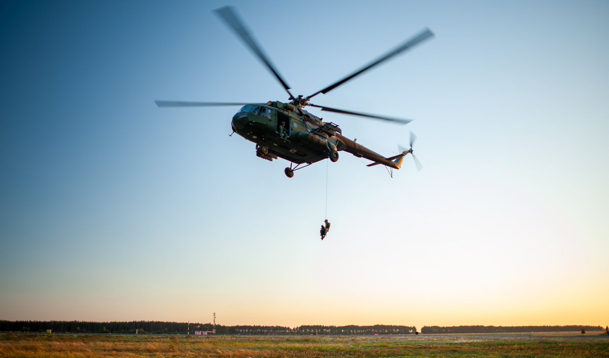 DGeneralneRSZ's tweet photo. Sekcja 🐕 #K9 Krzesiny. Przewodnicy wraz ze swoimi czworonogami szkolili się w śmigłowcach, które zabezpieczyli piloci z #PJOS (Powietrzna Jednostka Operacji Specjalnych) w 33. Powidzkiej Bazie Lotnictwa Transportowego. https://t.co/nG5gealVbM