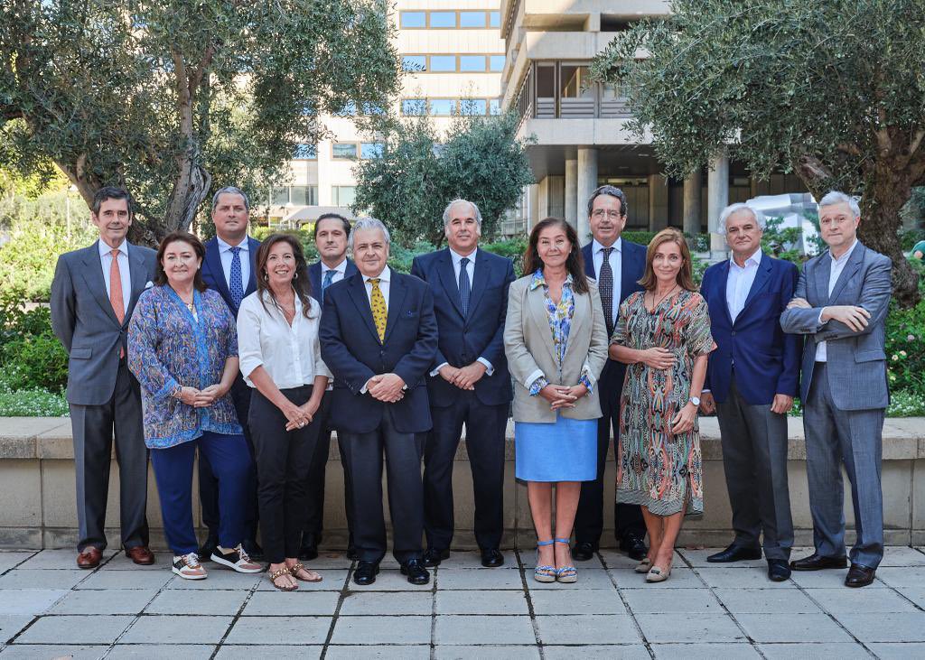 Es un honor poder representar a la Gastronomía Española. Muchas gracias a los académicos por confiar en una Junta Directiva que, con mucha ilusión, nos ponemos a trabajar por nuestro patrimonio cultural - realacademiadegastronomia.com/luis-suarez-de…