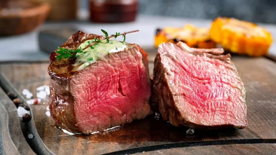 UOLEconomia's tweet photo. 💸 O PREÇO CAIU |  A carne está mais barata em 2023 —e a expectativa é de que o preço continue caindo

🥩 Filé-mignon (-17%), alcatra (-13,5%) e contrafilé (-11,7%) tiveram a maior queda no ano https://t.co/FD4xvQAGRt