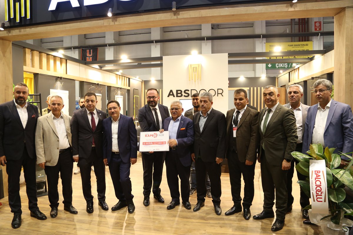 Kayseriso's tweet photo. Nobel Expo Fuarcılık ve Çelik Kapı Sanayicileri ve İş Adamları Derneği (KAPSİAD) işbirliği ile düzenlenen, kapı ve pencere sektörünün en büyük fuarlarından biri olan #KAPEX -#Kapı, #Pencere ve Aksesuarları Fuarı’nın açılışına katıldık.
Açılışta konuşma yapan Başkanımız @mbuyuksimitci, "Kayserimiz mobilyanın olduğu gibi üretim bakımından çelik kapının da başkentidir" dedi.