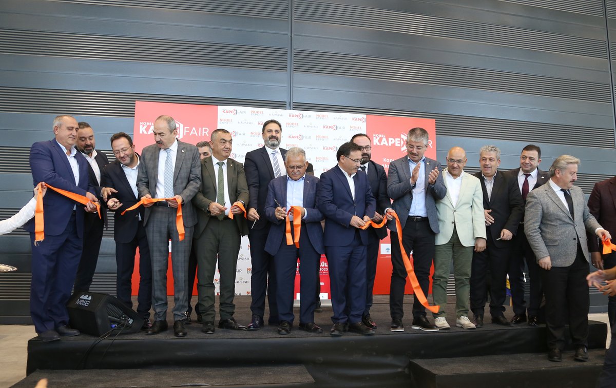 Kayseriso's tweet photo. Nobel Expo Fuarcılık ve Çelik Kapı Sanayicileri ve İş Adamları Derneği (KAPSİAD) işbirliği ile düzenlenen, kapı ve pencere sektörünün en büyük fuarlarından biri olan #KAPEX -#Kapı, #Pencere ve Aksesuarları Fuarı’nın açılışına katıldık.
Açılışta konuşma yapan Başkanımız @mbuyuksimitci, "Kayserimiz mobilyanın olduğu gibi üretim bakımından çelik kapının da başkentidir" dedi.
