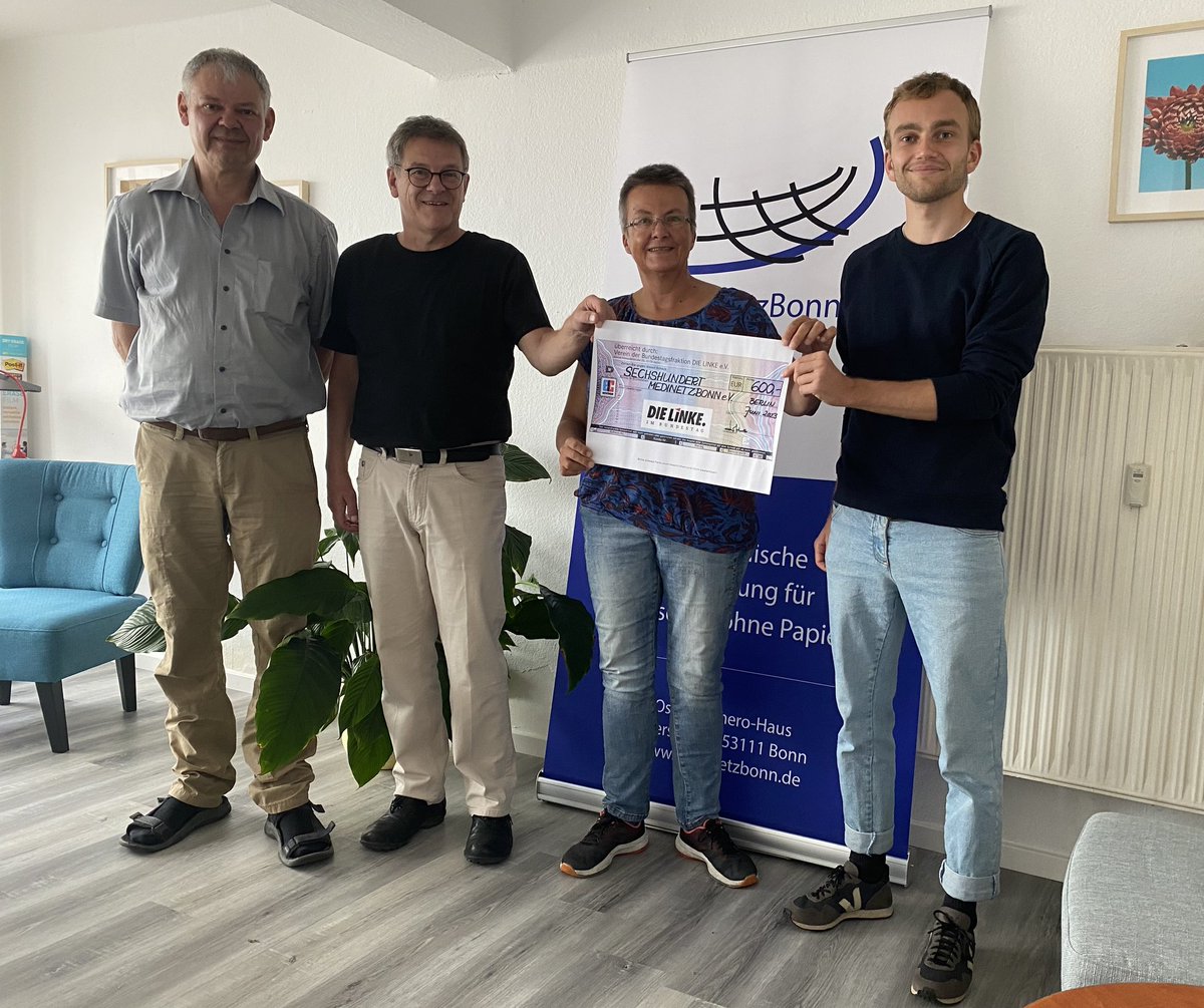 Heute hatten wir Besuch von <a href="/voglerk/">Kathrin Vogler</a>  aus der <a href="/Linksfraktion/">linksfraktion</a> und Jürgen Repschläger aus der <a href="/LinksfraktionBN/">Linksfraktion Bonn</a>. Frau Vogler hat uns einen Scheck der BT-Fraktion überreicht. Mit dem Geld haben wir den MediNetz-Bundeskongress im Mai finanziert.
Vielen Dank für die Spende ❤️