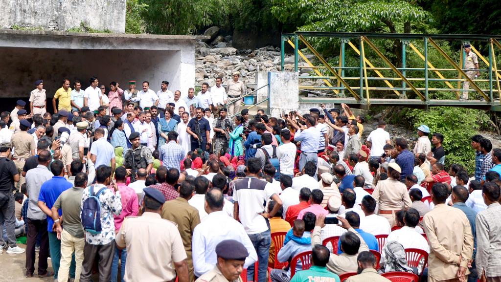 देवभूमि हिमाचल के शिमला, कुल्लू, मनाली और मंडी के कई गांवों में आपदा पीड़ितों से मुलाकात की। इतने बड़े पैमाने पर हुए नुकसान और लोगों की पीड़ा देखकर बहुत दुख हुआ।

हिमाचल की जनता राज्य सरकार के साथ मिलकर, एकजुटता की जिस भावना के साथ संकट का सामना कर रही है, वह पूरे देश के लिए