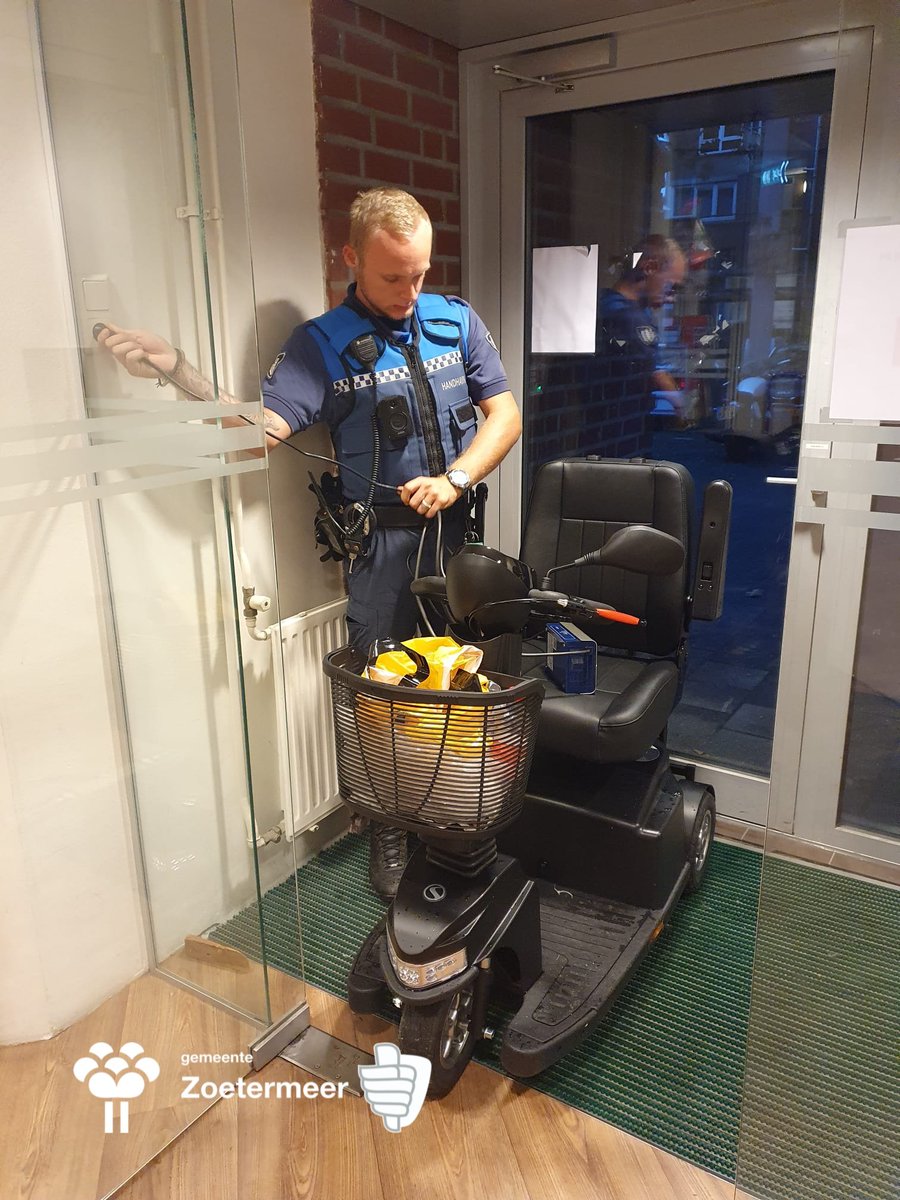 Voor ons geen probleem, we hebben de scootmobiel naar binnen geduwd en aan de stroom gezet. 

Toen er genoeg stroom in zat kon de bestuurder zich weer naar huis. Eind goed al goed. 

Tijdens ons werk binnen de handhaving is geen dag hetzelfde en wij helpen graag waar nodig [2/2]