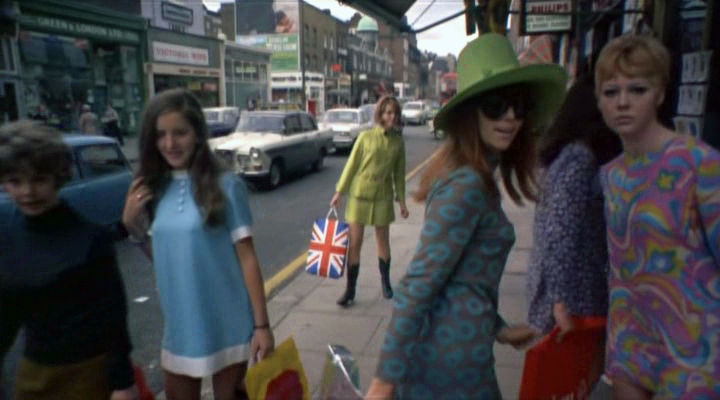 crombiemedia's tweet photo. La commedia #SmashingTime (1967) di Desmond Davis con Rita Tushingham e Lynn Redgrave, sceneggiata da George Melly (in seguito autore del saggio "Revolt into Style"), è una riuscita satira della Swinging London. https://t.co/3fKtRLsdu7