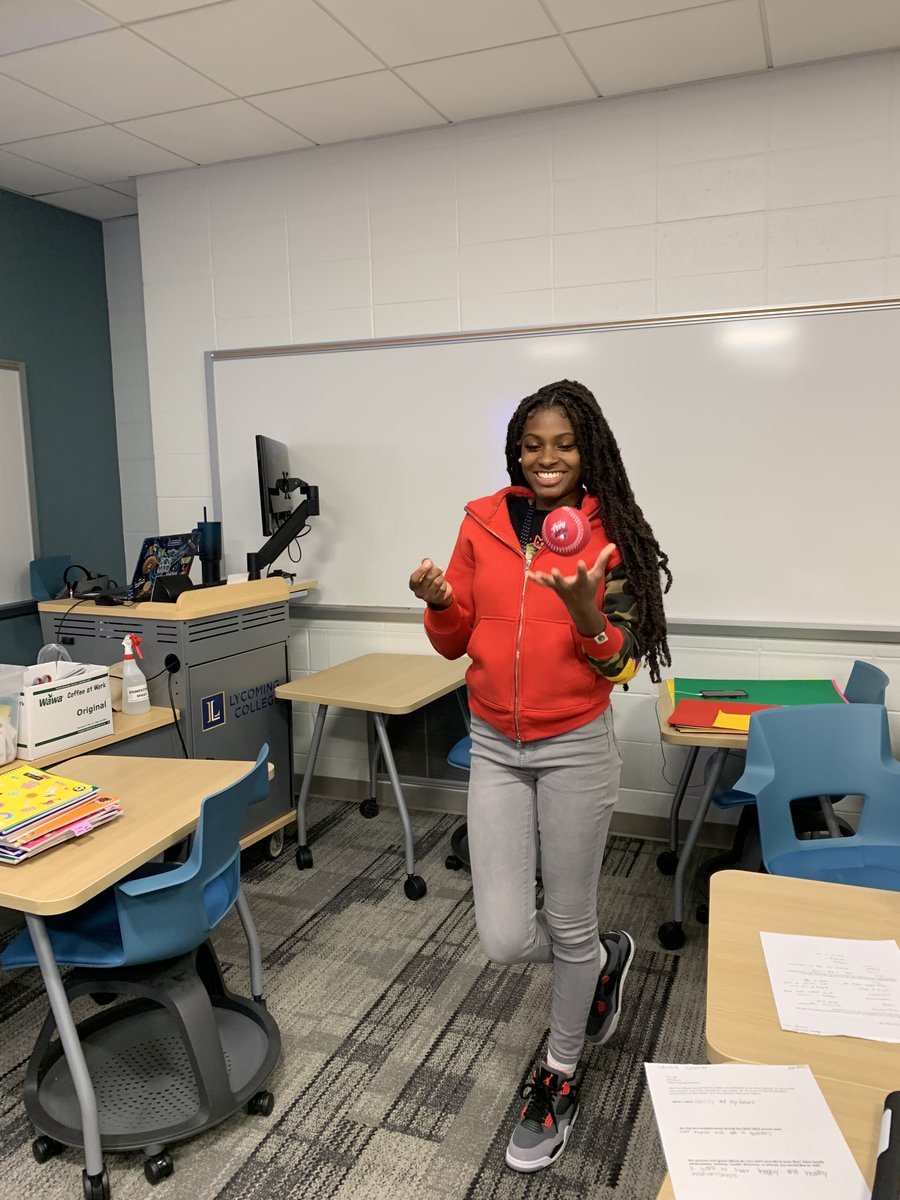 lycoMindfulU's tweet photo. This week in @lycoMindfulU: How much stress can you handle? Students tried to juggle multiple tasks all at once!! We ended this activity by unpacking the impact of chronic stress on our bodies and minds. Up next? Ways to help manage stress through mindful awareness practices! 🧘 https://t.co/kF9QKz0UZO