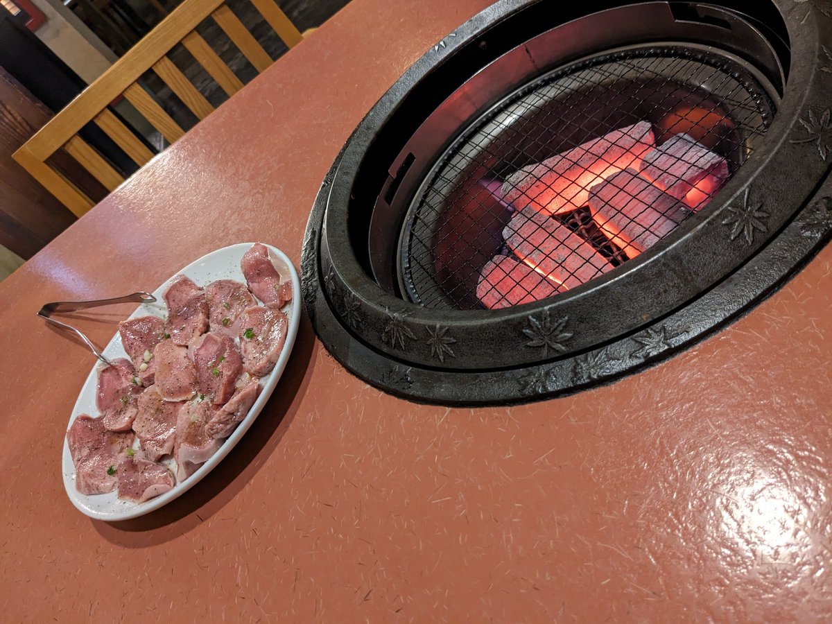 「薄い丸いタンじゃないタン美味い!!さすがちょっといいお肉!」|かじひろ⁵/₉のイラスト